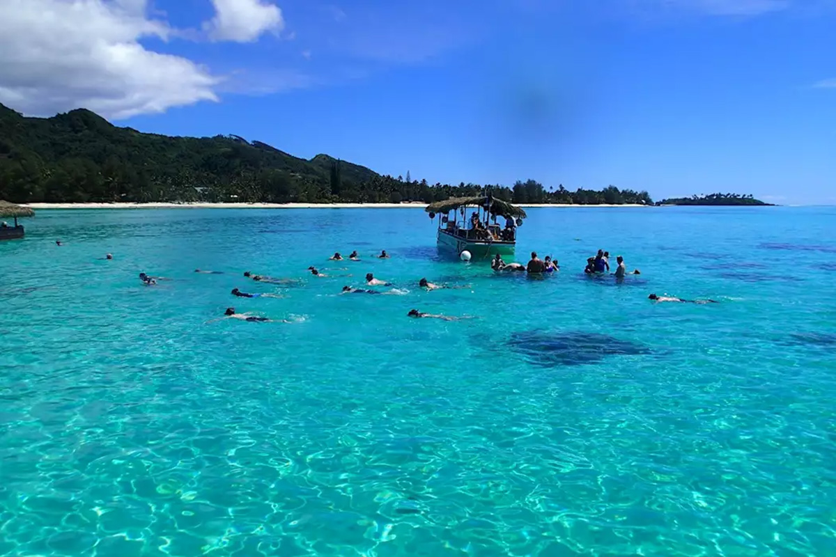 Muri Lagoon in Rarotonga, Cook Islands, with small islands just offshore